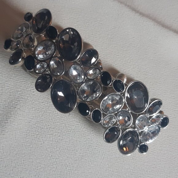 Bracelet, Stretch Grey, Black & White Acrylic Gemstone Shapes w/ Metal Backing - Picture 1 of 7